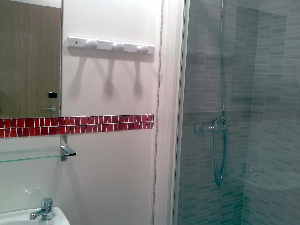 Barcelona Rooms 294 2*,