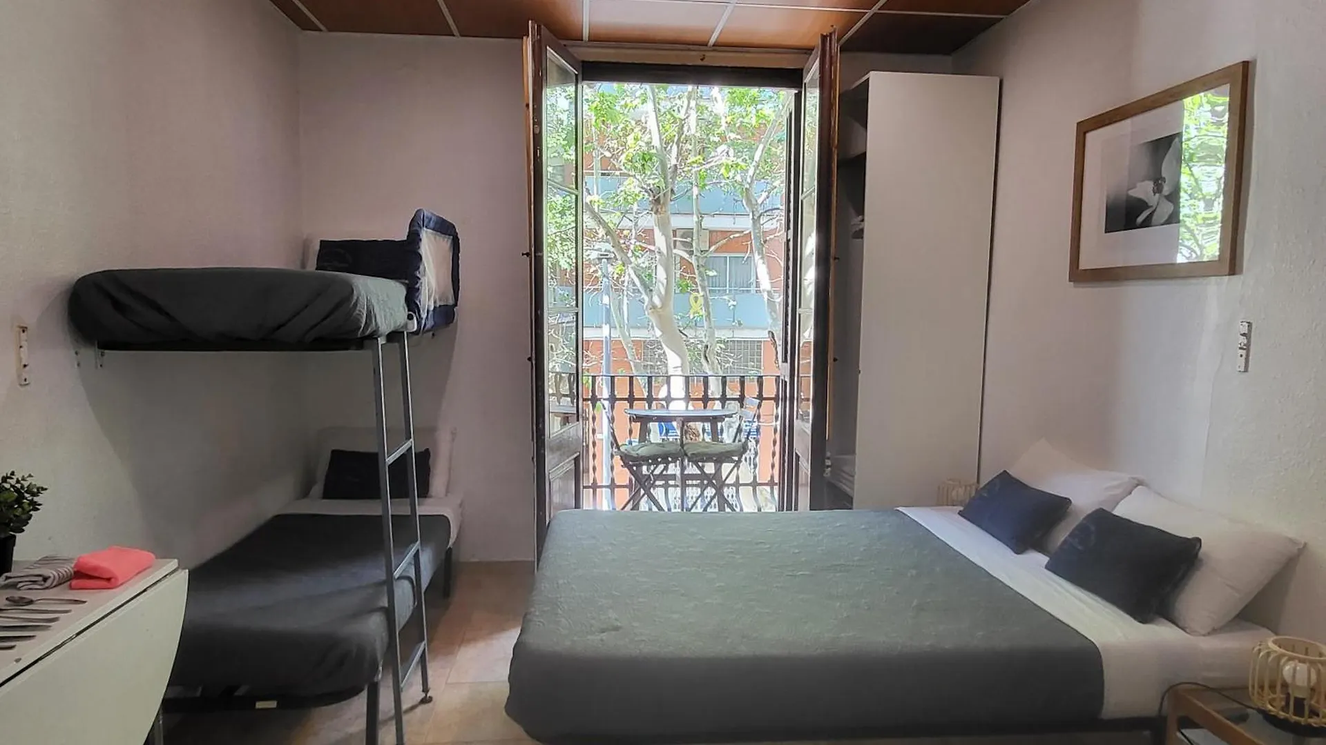 Barcelona Rooms 294 2*,